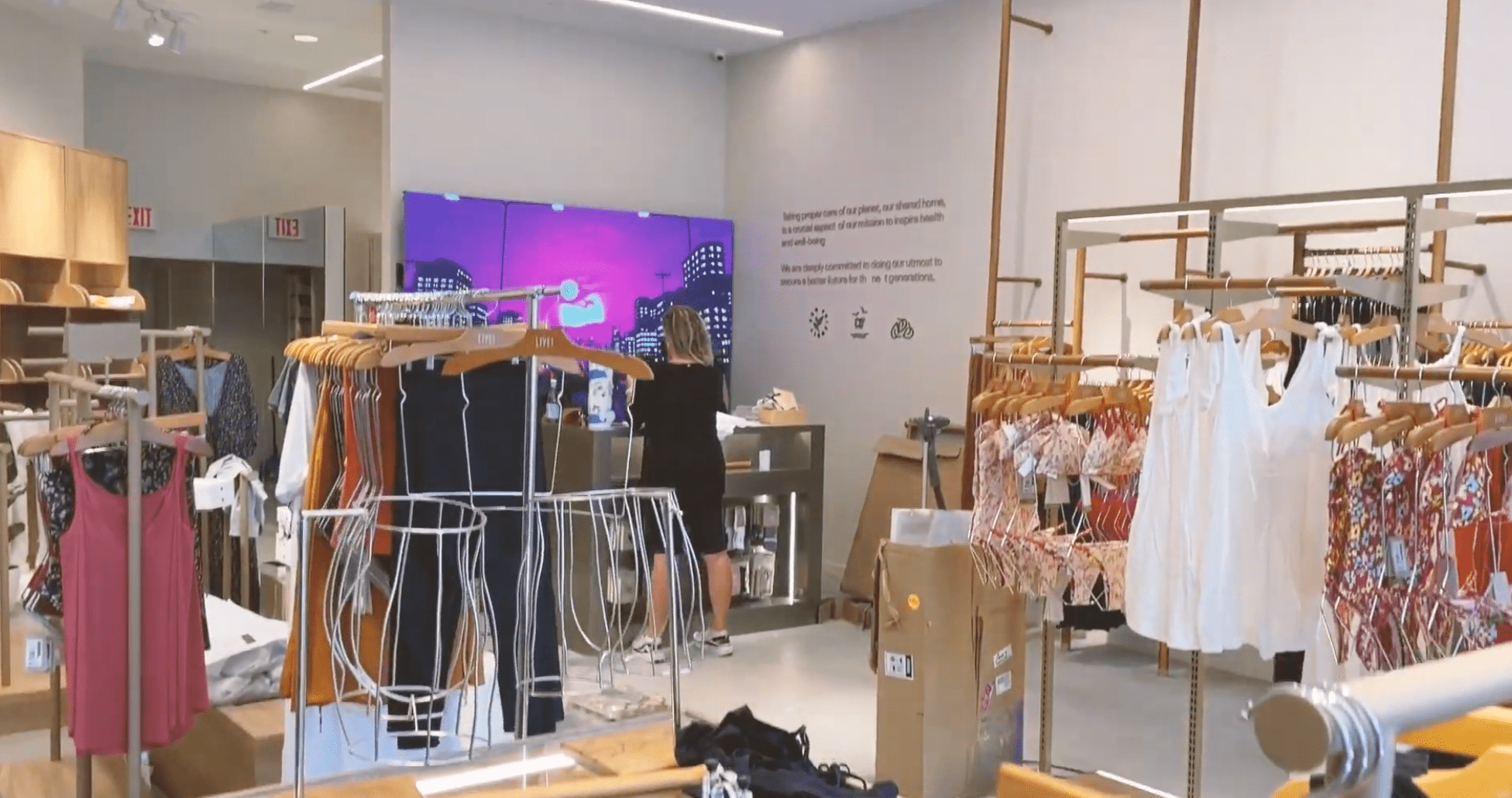 Shopping Center Westfield UTC: LED Screens Enhancing Retail Experiences